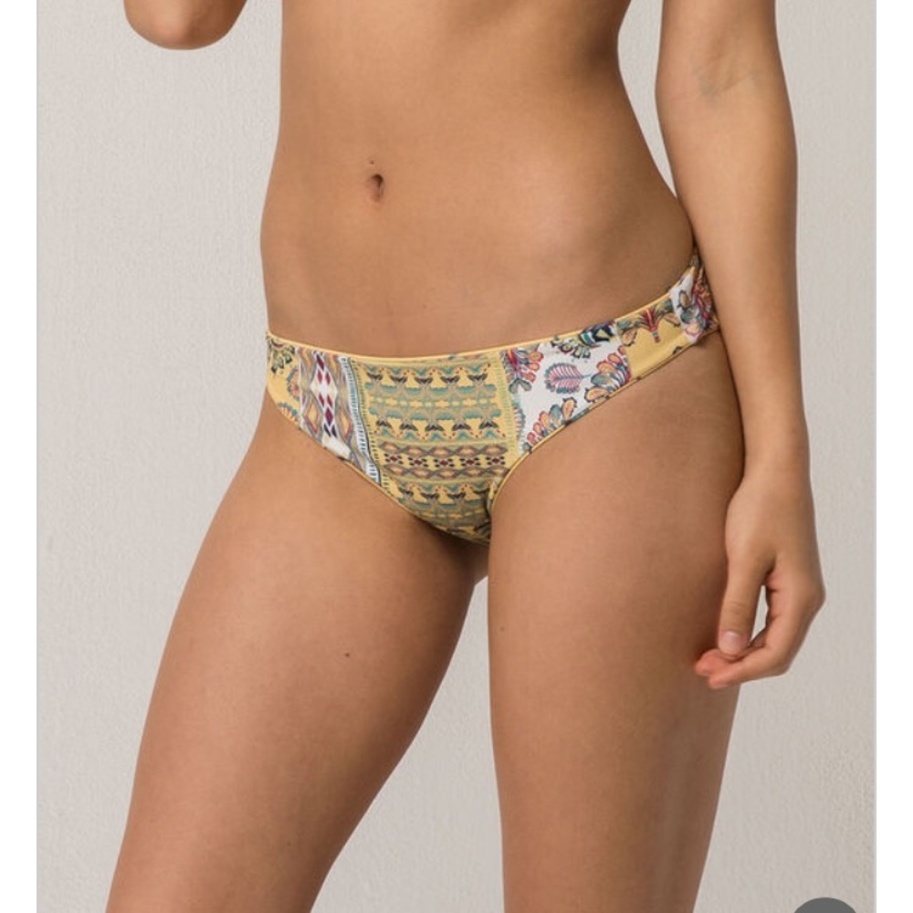 SOLD Roxy Bikini Set - Picture 6 of 7